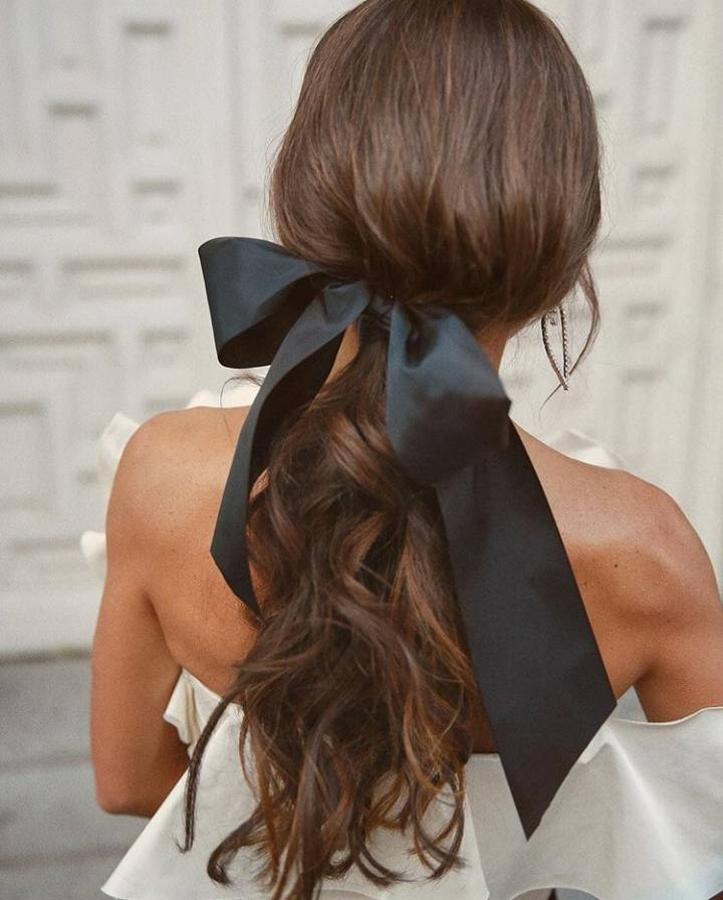 Es el peinado que más estiliza a todos los tipos de rostro, versátil, cómoda, elegante, se adapta a cualquier look y ya se posiciona como el nuevo peinado de invitada tendencia para este 2020. Así que si ya estás pensando en qué peinado lucir para tu próxima boda o evento, no tengas dudas porque la coleta es todo lo que necesitas. Y lo mejor, es que en los últimos años este peinado se ha ido renovando, dando lugar a algunas de las versiones más originales. Estas son algunas de ellas ¿Con cuál te quedas?