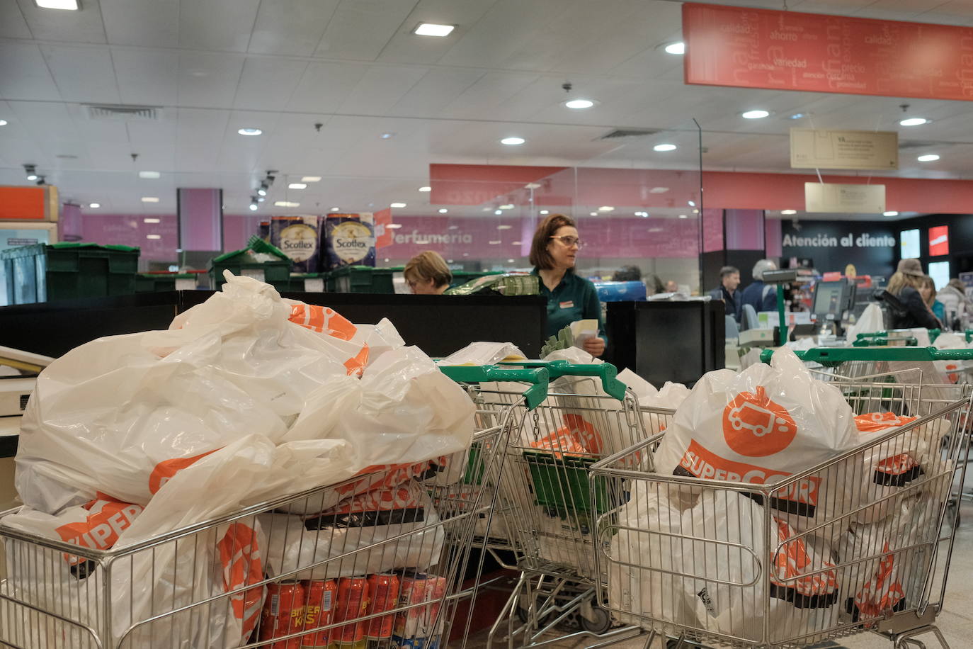 La avalancha de ciudadanos para realizar la compra ante la crisis del coronavirus provoca roturas de stock, aunque desde la industria de gran consumo y la distribución han vuelto a garantizar el abastecimiento de productos en tiendas y supermercados.