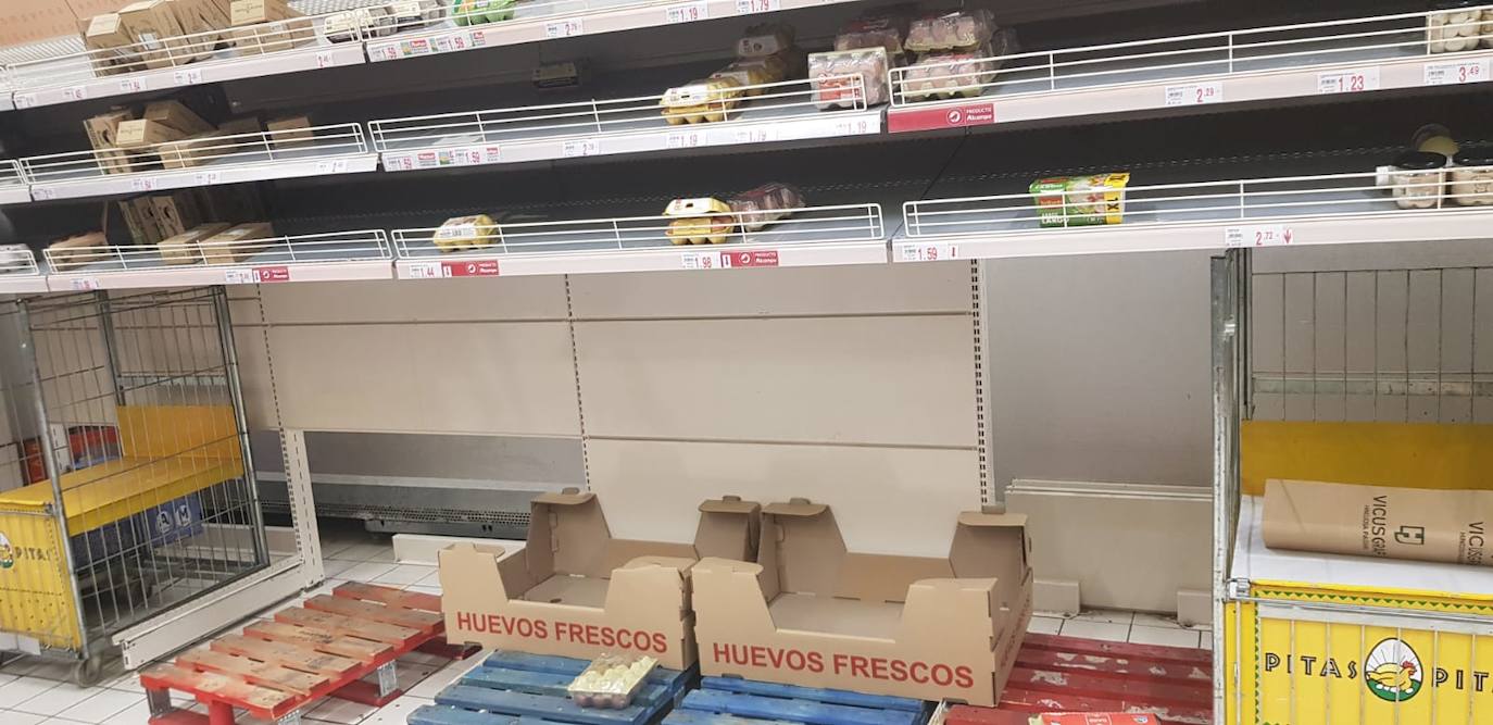 La avalancha de ciudadanos para realizar la compra ante la crisis del coronavirus provoca roturas de stock, aunque desde la industria de gran consumo y la distribución han vuelto a garantizar el abastecimiento de productos en tiendas y supermercados.