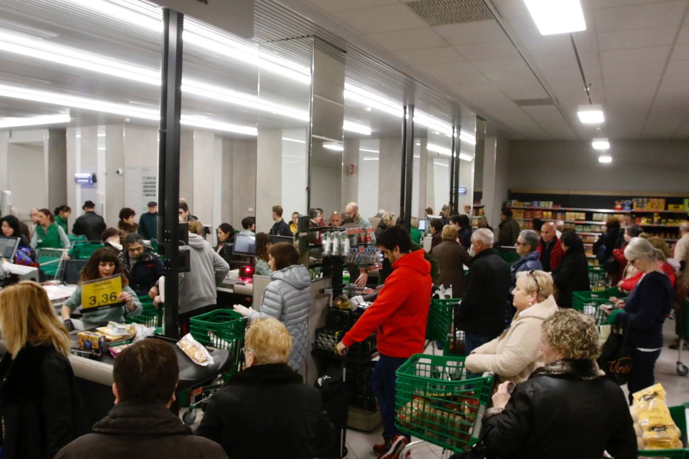 La crisis del Covid-19 ha provocado que los consumidores hayan decidido salir a comprar de forma masiva a adquirir provisiones para los próximos días. Algunas estanterías han quedado vacías a primera hora de este viernes, aunque los supermercados garantizan el abastecimiento, pero apuntan la dificultad para reponer artículos de inmediato. 