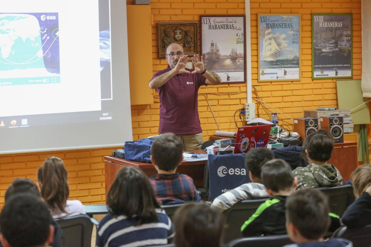 Marcos Álvarez Merinero, ayer, durante su explicación en el colegio Marcelo Gago. 