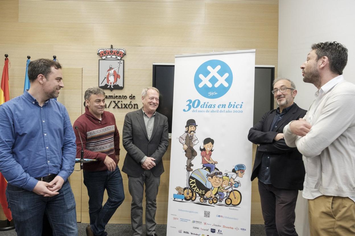 Los concejales Olmo Ron, Ramón Tuero, Aurelio Martín y Alberto Ferrao, con Carlos Rodríguez. 