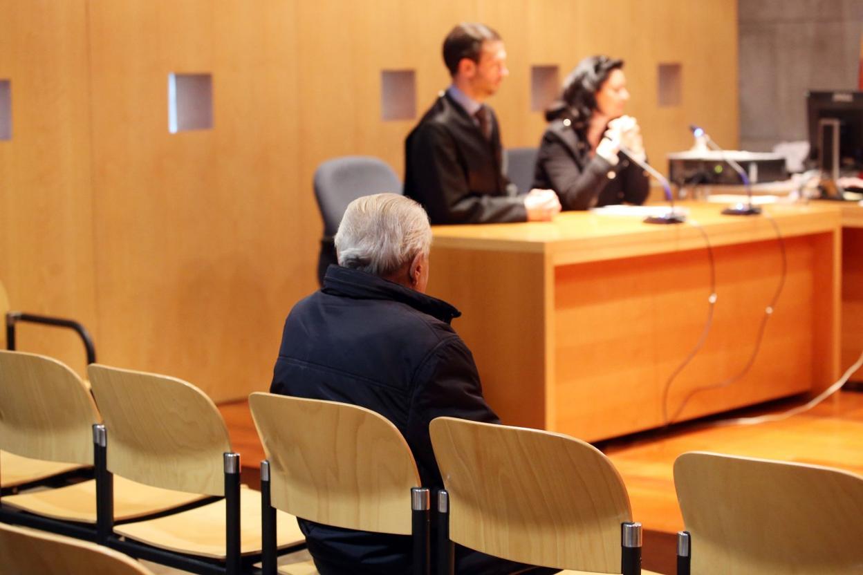 El hombre acusado de atropello, ayer en el Juzgado de Oviedo. 