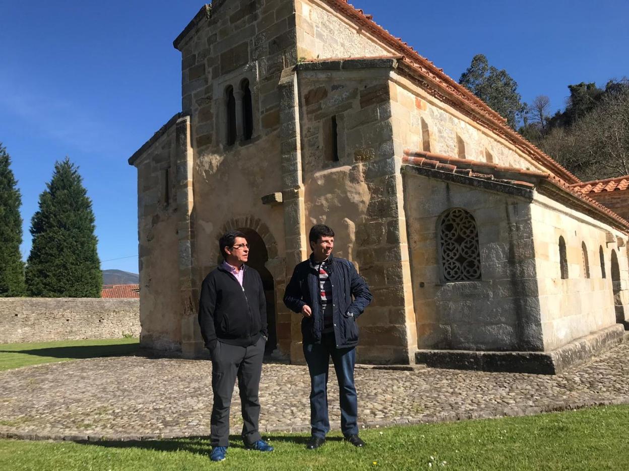 Armando Fernández con el guía de Valdediós, Roberto Carneado. 