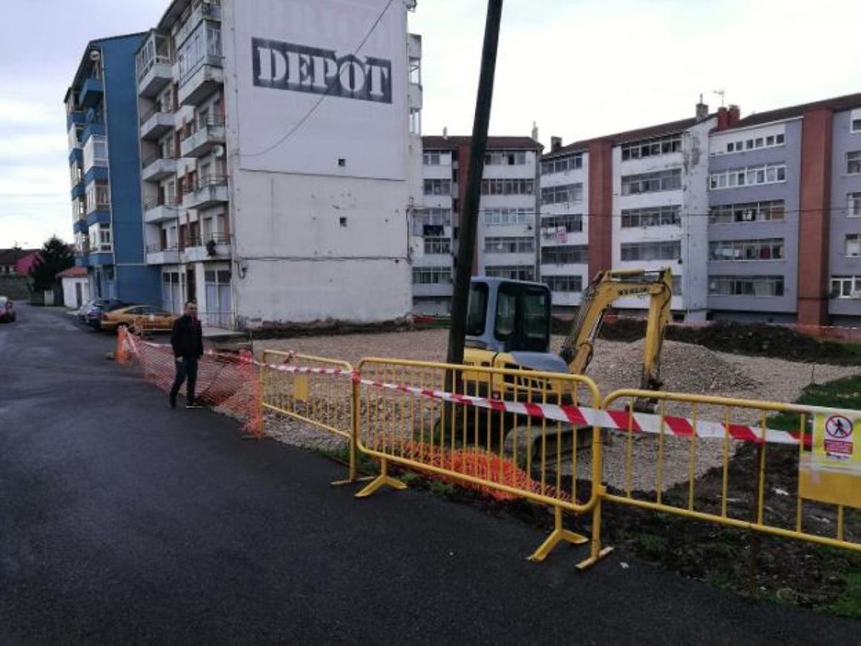 Se construirá una acera en el nuevo aparcamiento de El Pedrero. 