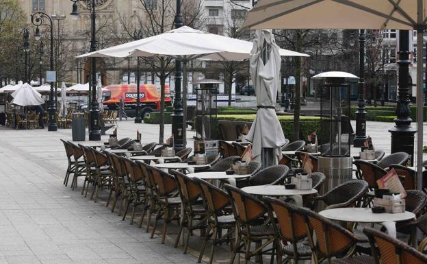 Galería. Una terraza del paseo de Begoña de Gijón, completamente vacía.