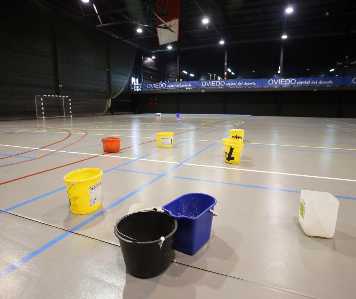 Baldes para recoger el agua de las goteras del Corredoria Arena. 