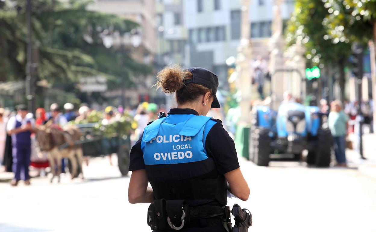 Coronavirus en Asturias | La Policía Local de Oviedo patrulla para ordenar el cierre de locales