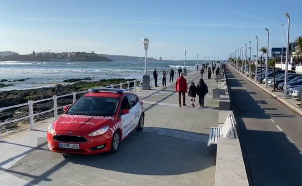 La policía pide a los gijoneses que se queden en casa