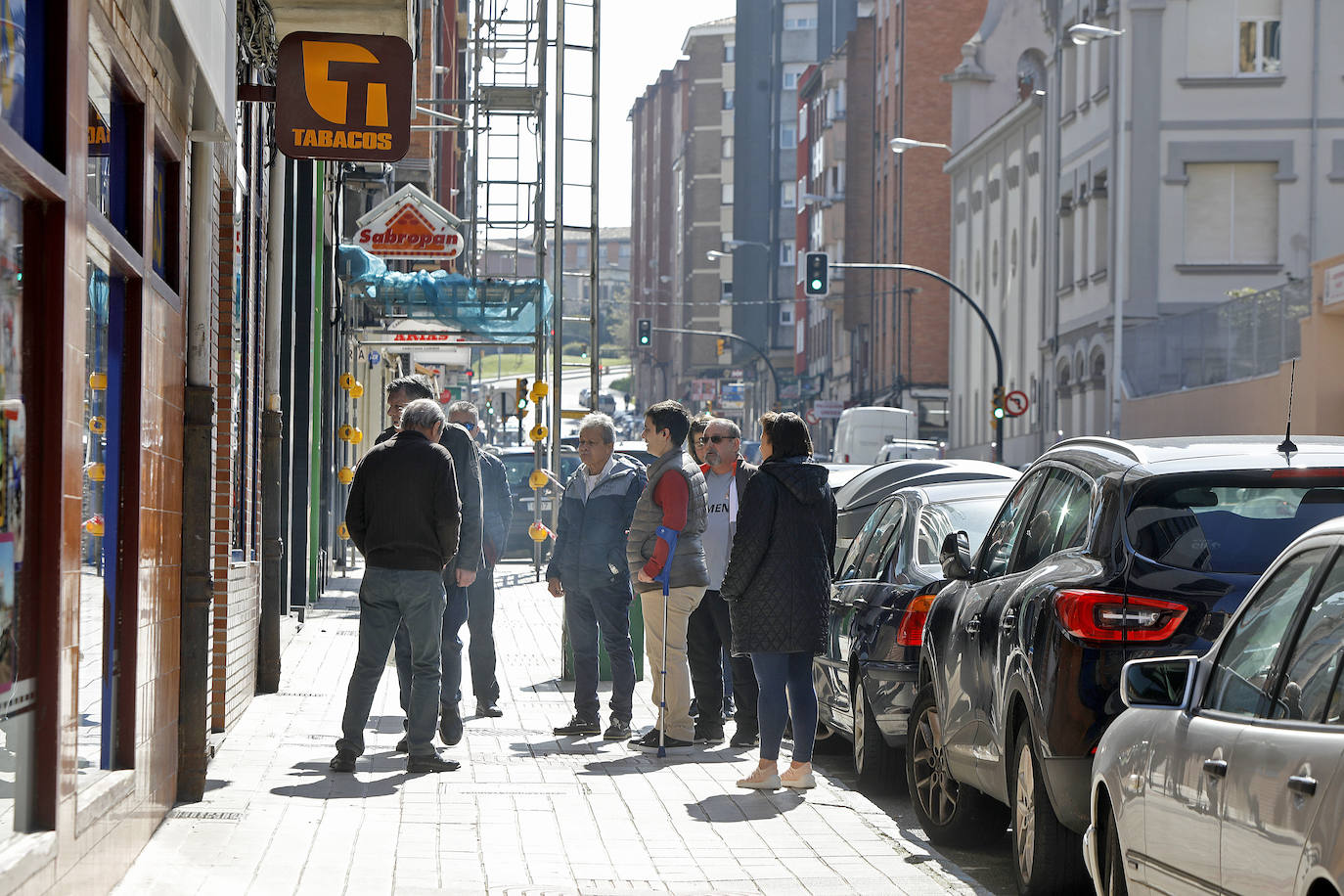 La primera jornada tras el anuncio de las restricciones por el coronavirus ha estado marcada en la región por el incumplimiento de algunos ciudadanos a los que las fuerzas y cuerpos de seguridad han pedido que regresen a sus casas. 