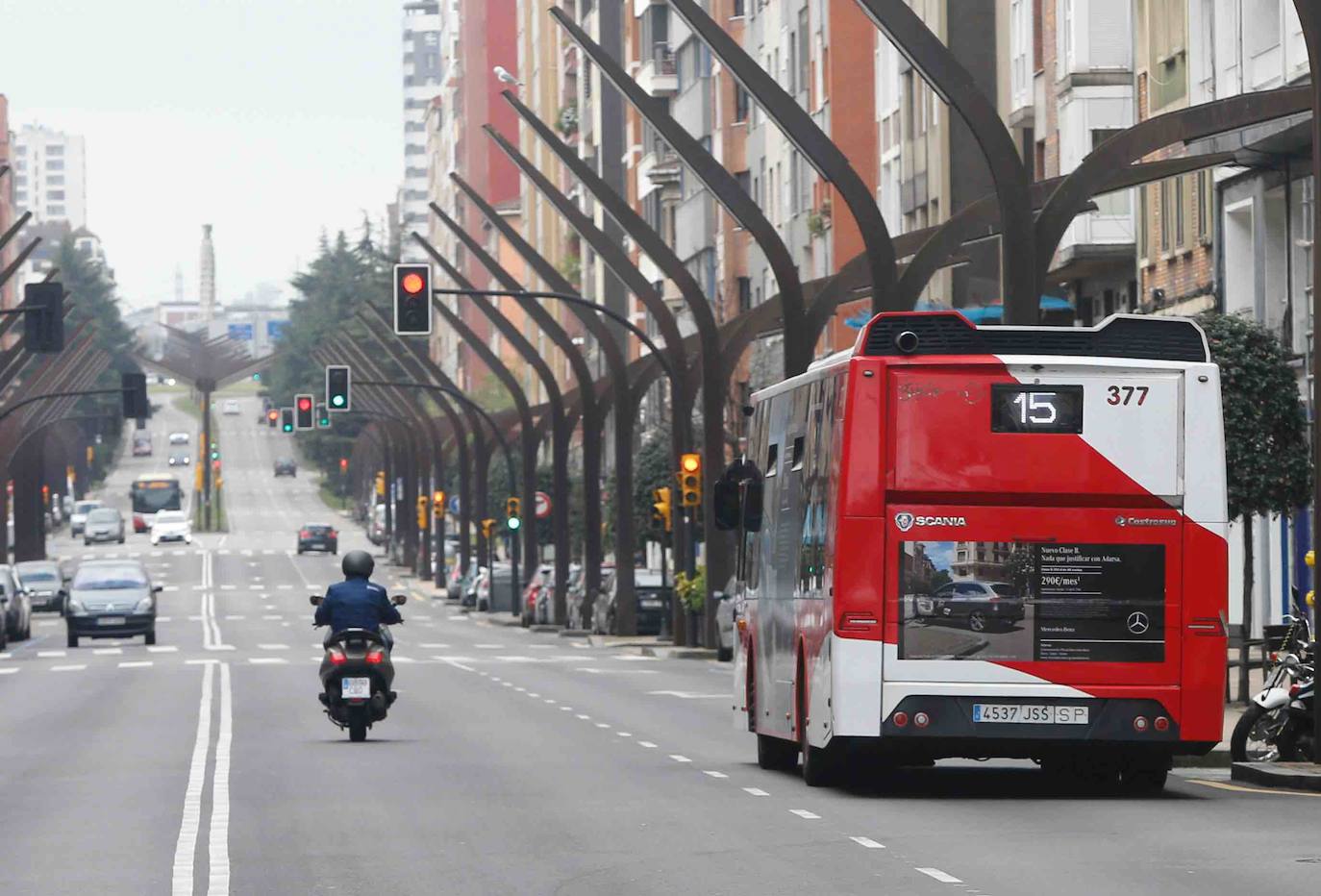 La primera jornada tras el anuncio de las restricciones por el coronavirus ha estado marcada en la región por el incumplimiento de algunos ciudadanos a los que las fuerzas y cuerpos de seguridad han pedido que regresen a sus casas. 