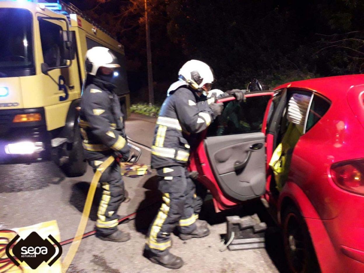 Efectivos de Bomberos de Asturias, durante las tareas de excarcelación de una de las víctimas. 