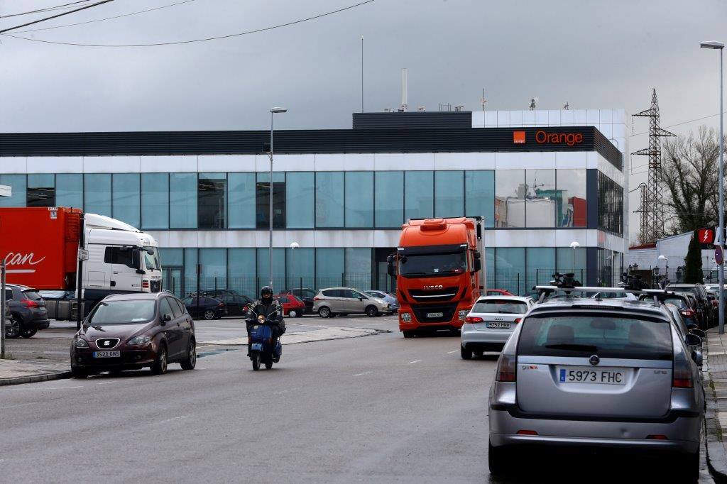 Calles y carreteras vacías y solo algunas personas trabajando en servicios indispensables y haciendo la compra