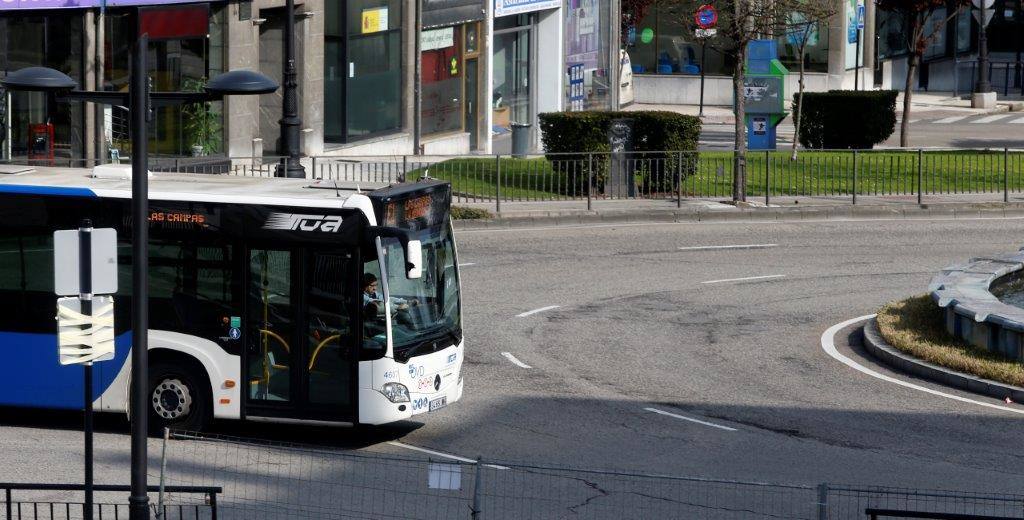 Calles y carreteras vacías y solo algunas personas trabajando en servicios indispensables y haciendo la compra