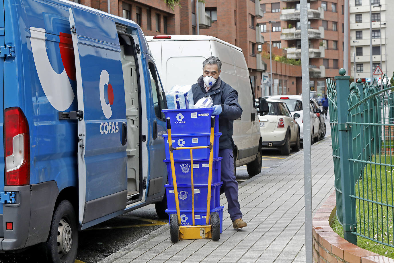 Calles y carreteras vacías y solo algunas personas trabajando en servicios indispensables y haciendo la compra