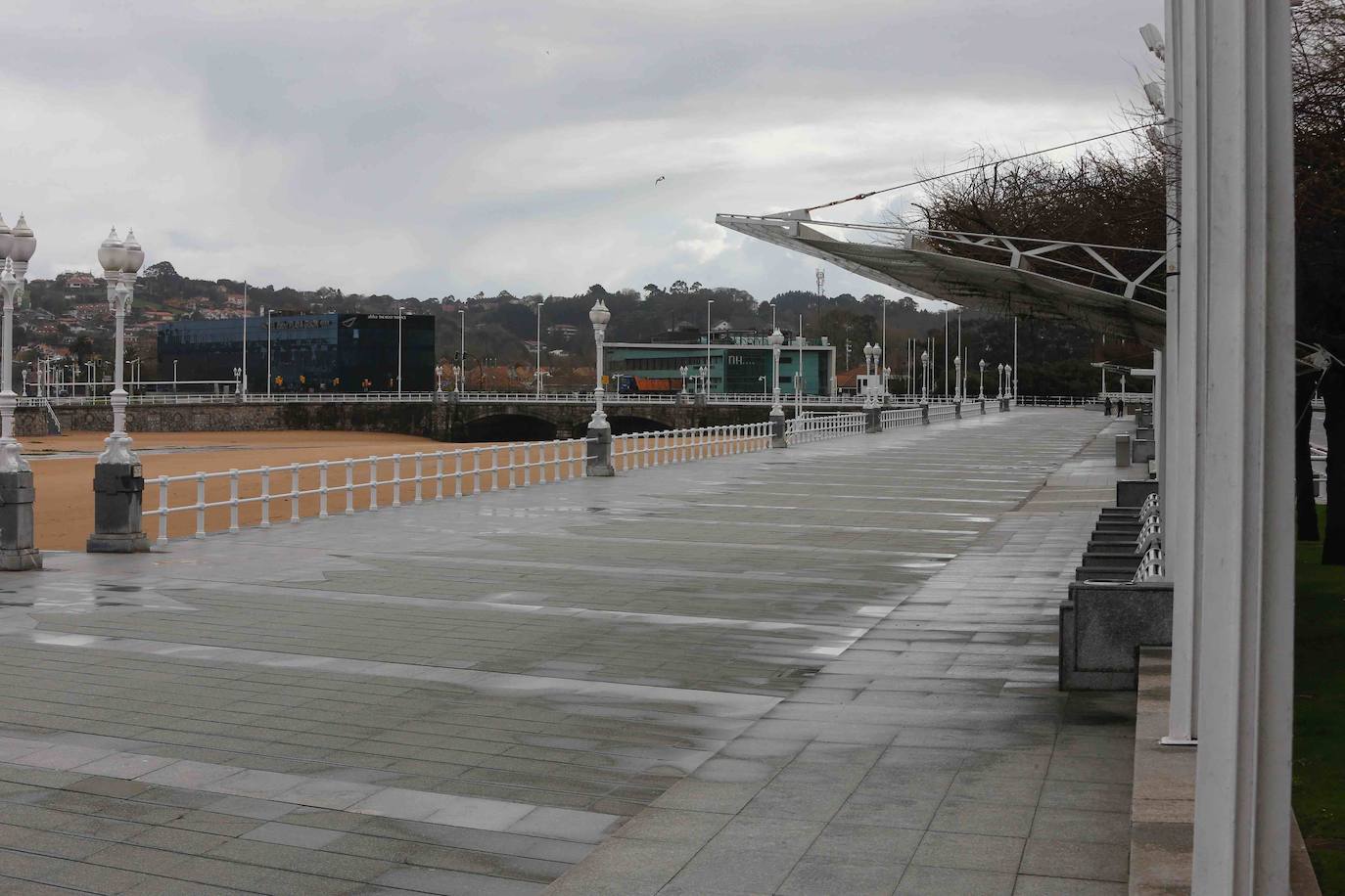 Calles y carreteras vacías y solo algunas personas trabajando en servicios indispensables y haciendo la compra