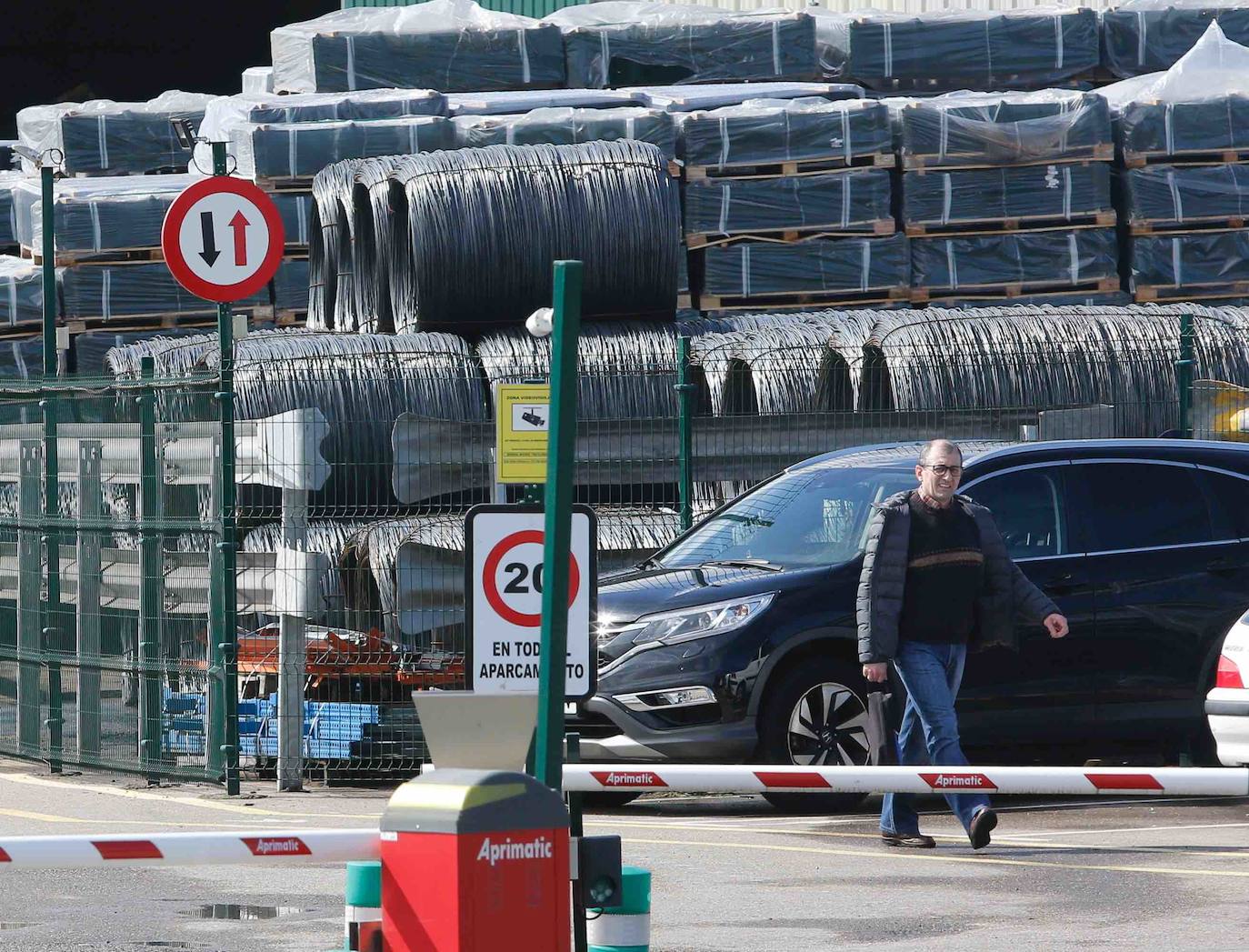 Calles y carreteras vacías y solo algunas personas trabajando en servicios indispensables y haciendo la compra