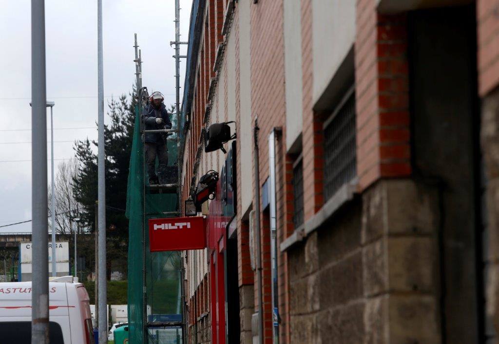 Los trabajadores comienzan una jornada laboral con estado de Alarma en vigor