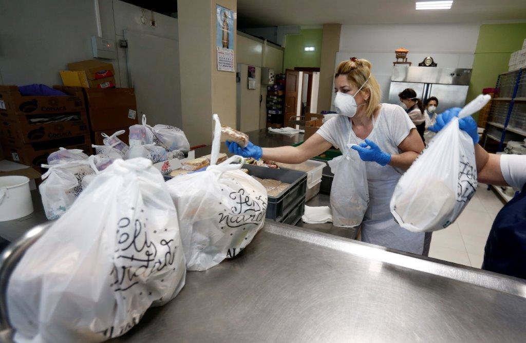 Los trabajadores comienzan una jornada laboral con estado de Alarma en vigor