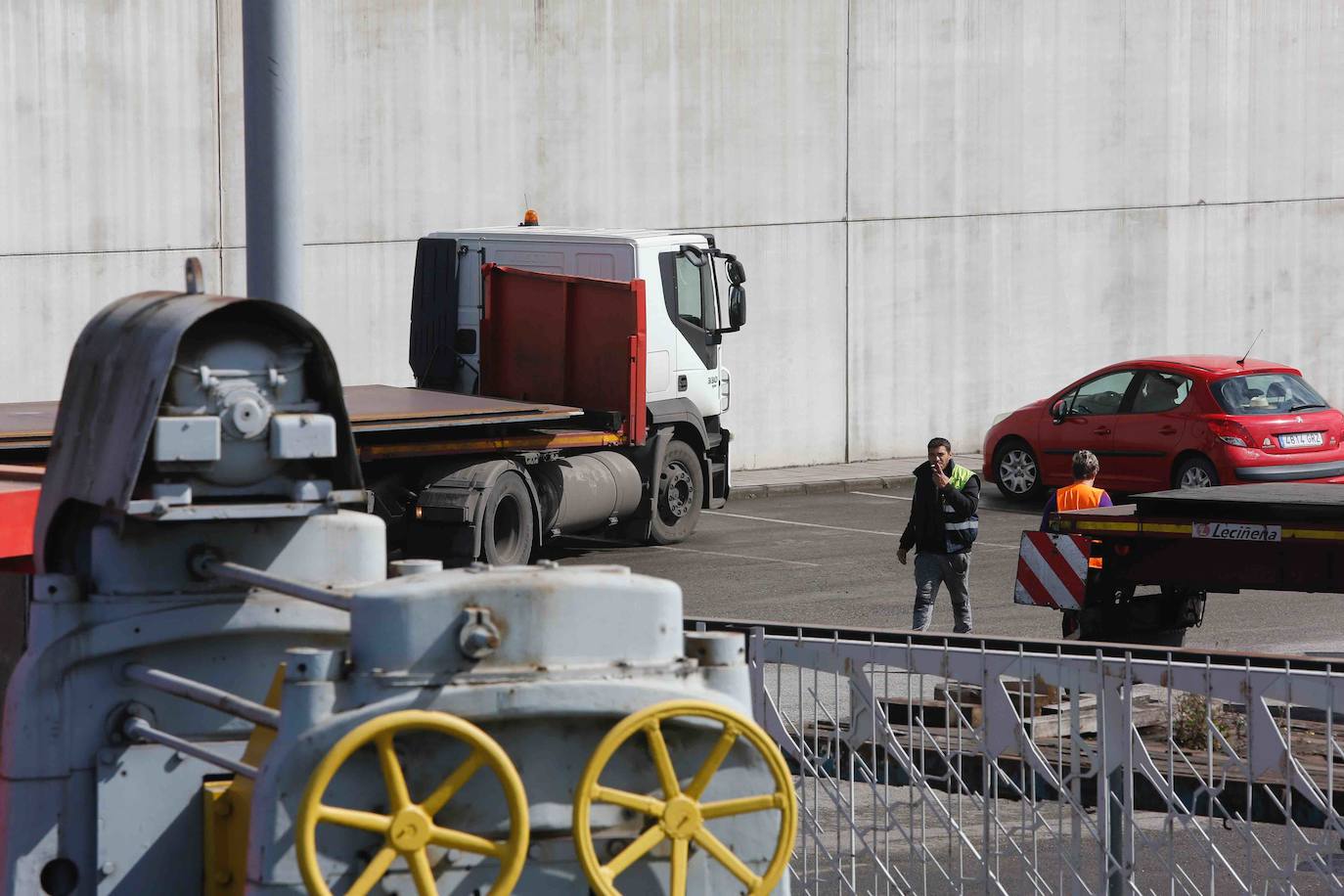 Los trabajadores comienzan una jornada laboral con estado de Alarma en vigor