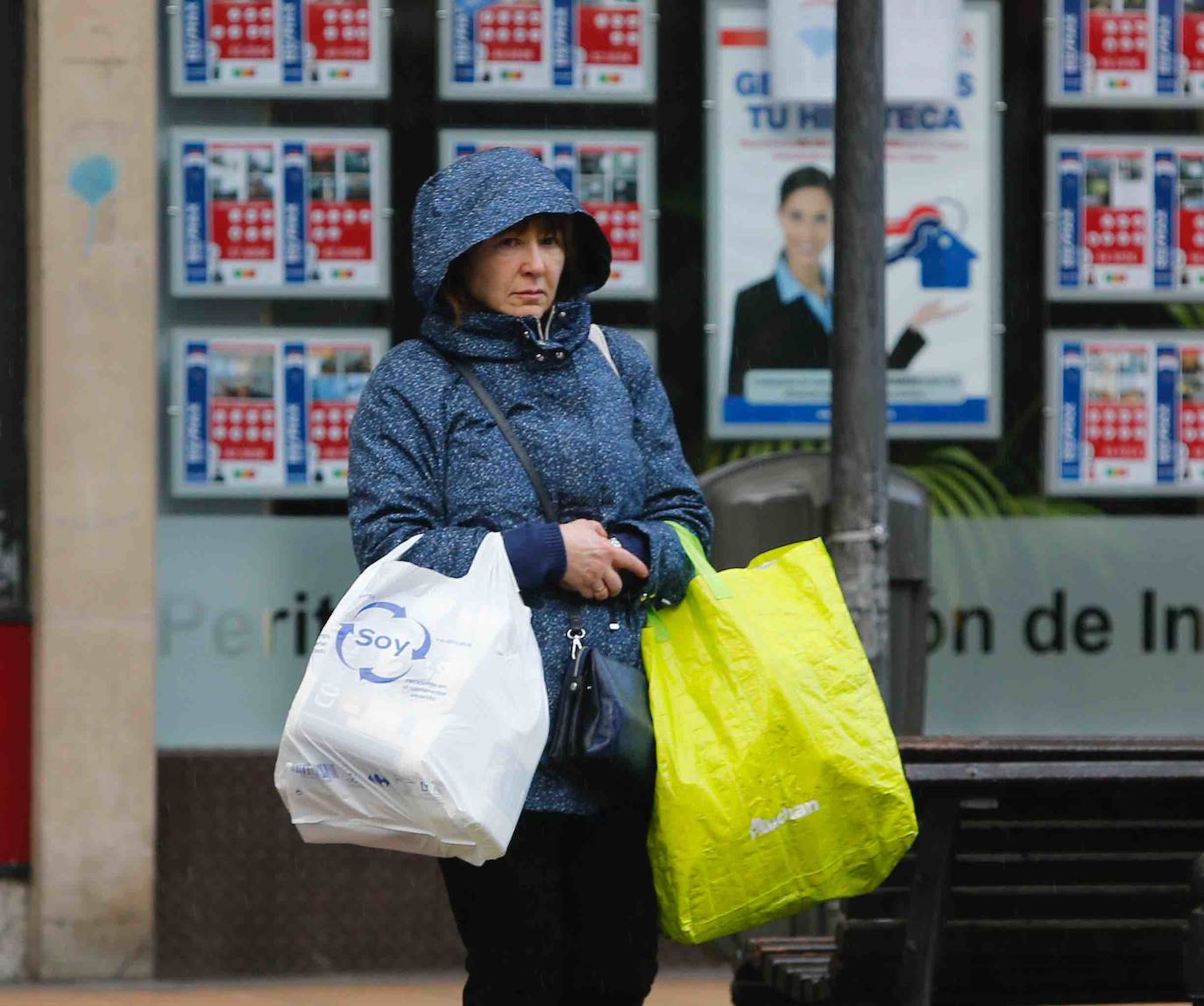 Desde primera hora, los ciudadanos hacen colas a las puertas de los supermercados para realizar la compra