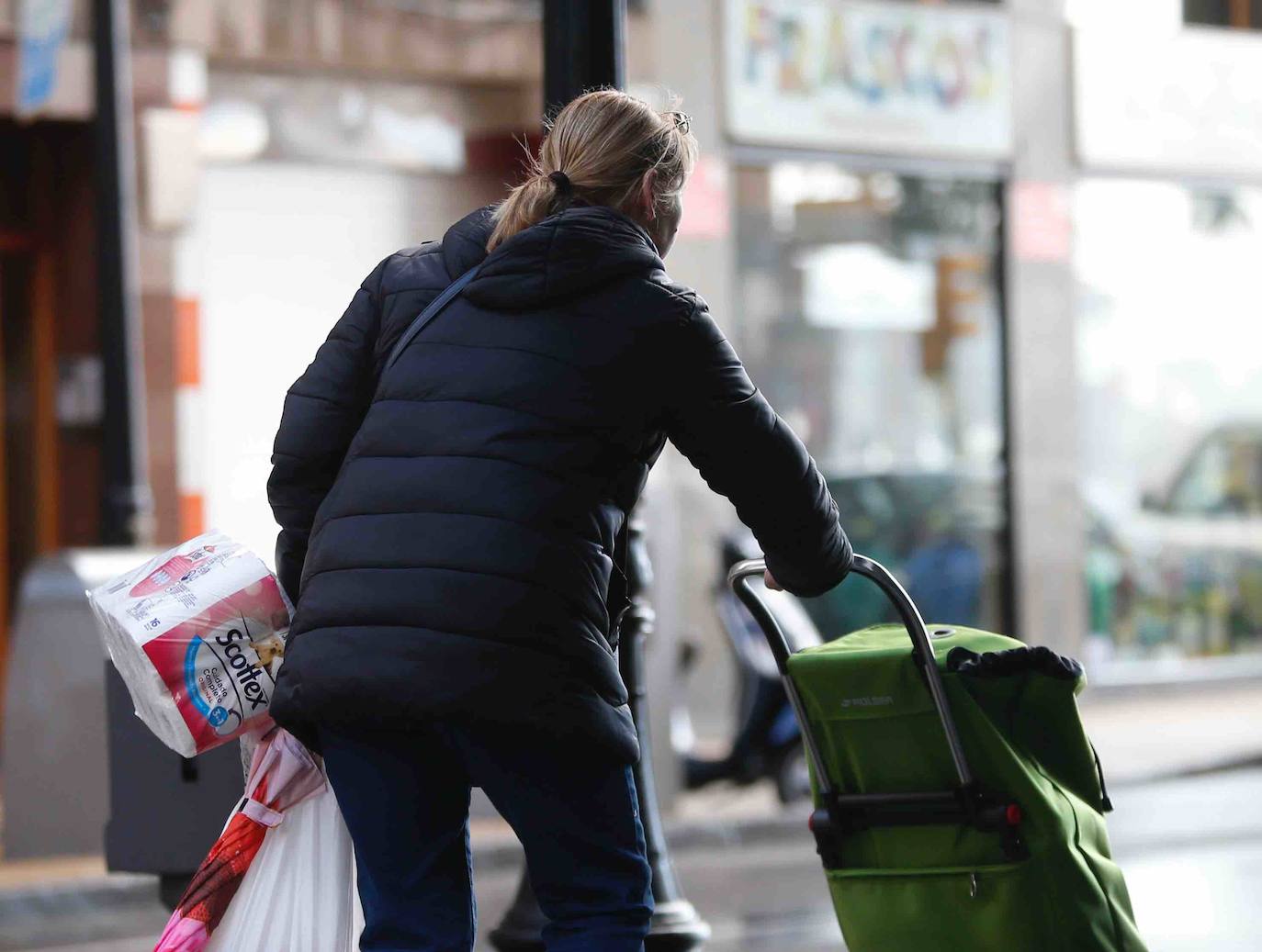 Desde primera hora, los ciudadanos hacen colas a las puertas de los supermercados para realizar la compra