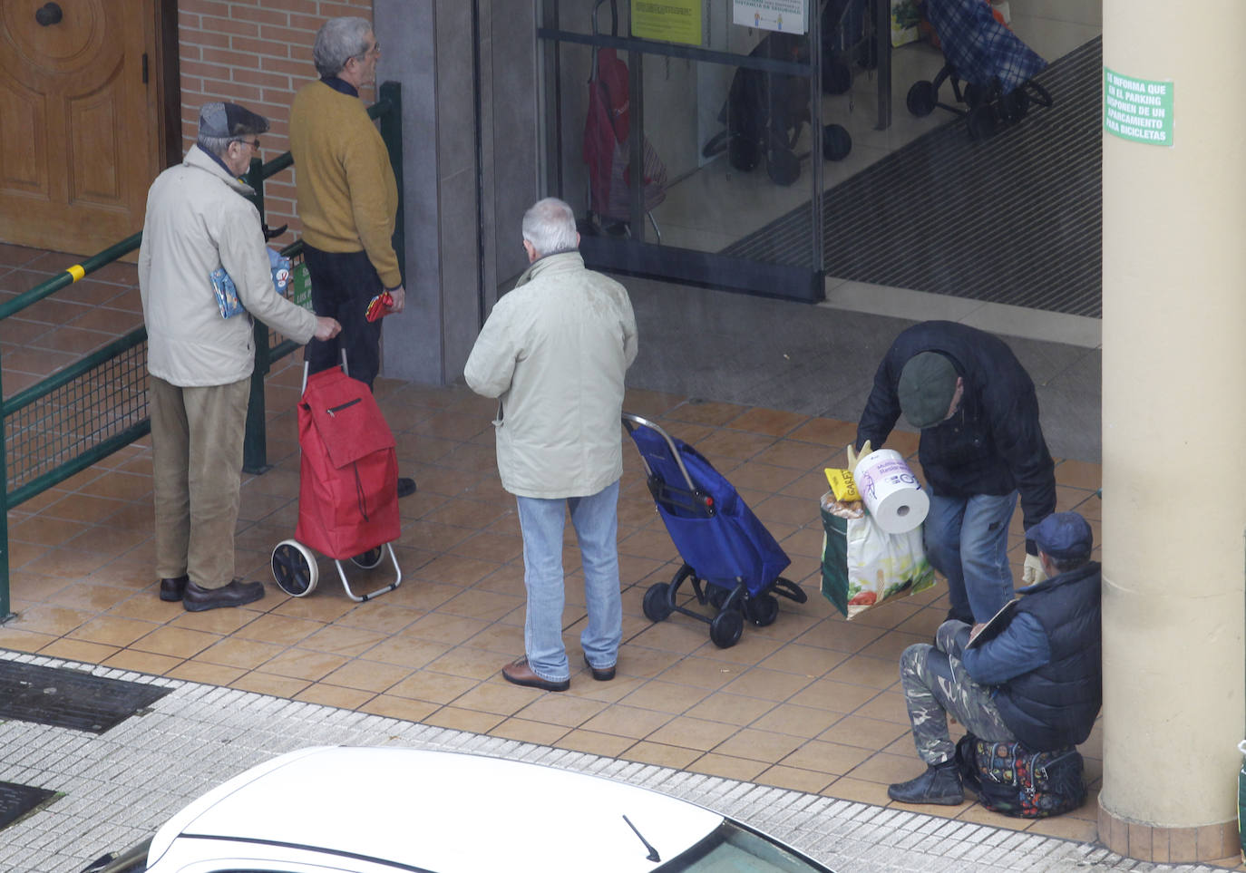 Desde primera hora, los ciudadanos hacen colas a las puertas de los supermercados para realizar la compra