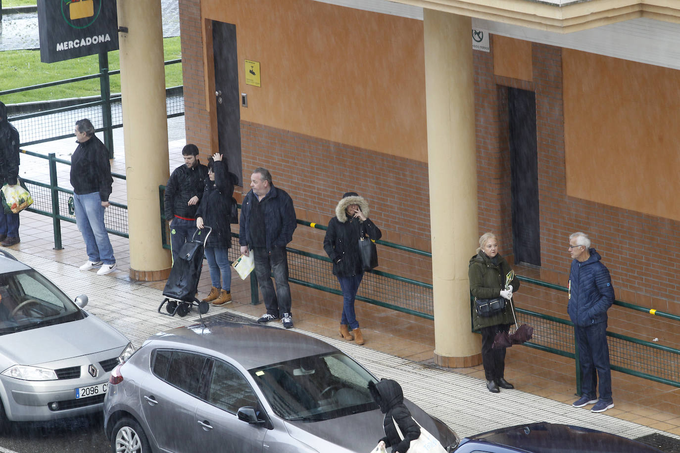 Desde primera hora, los ciudadanos hacen colas a las puertas de los supermercados para realizar la compra