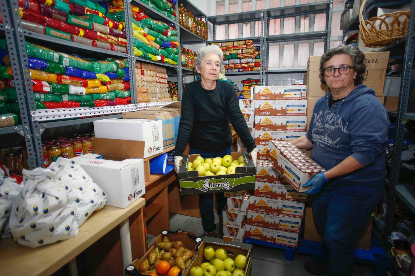 Desde primera hora, los ciudadanos hacen colas a las puertas de los supermercados para realizar la compra