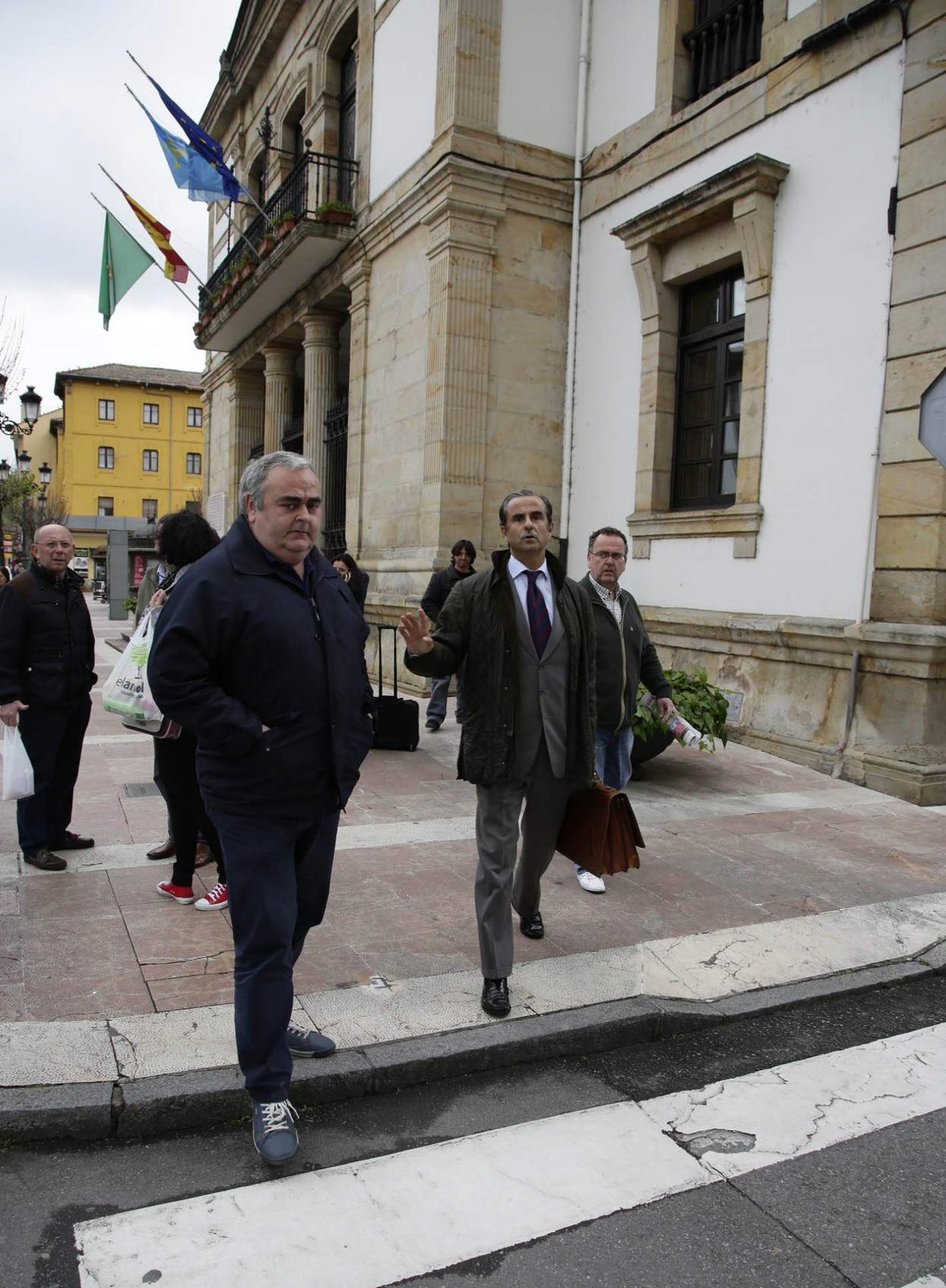 Manuel Mori, junto a su abogado, tras prestar declaración en el juzgado de Cangas de Onís en 2014. 