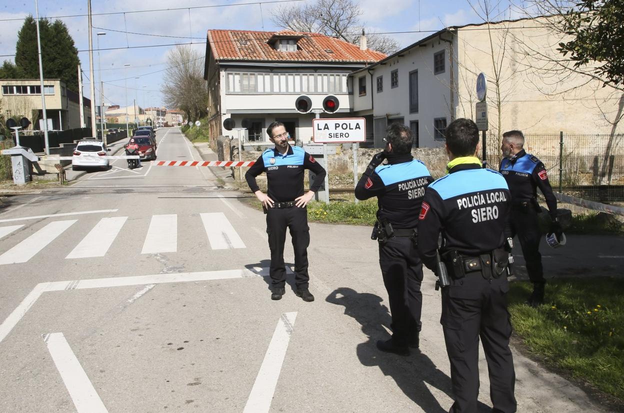 En el centro de la imagen, el jefe de la Policía Local de Siero, Fidel Fernández, dando instrucciones a sus agentes. 