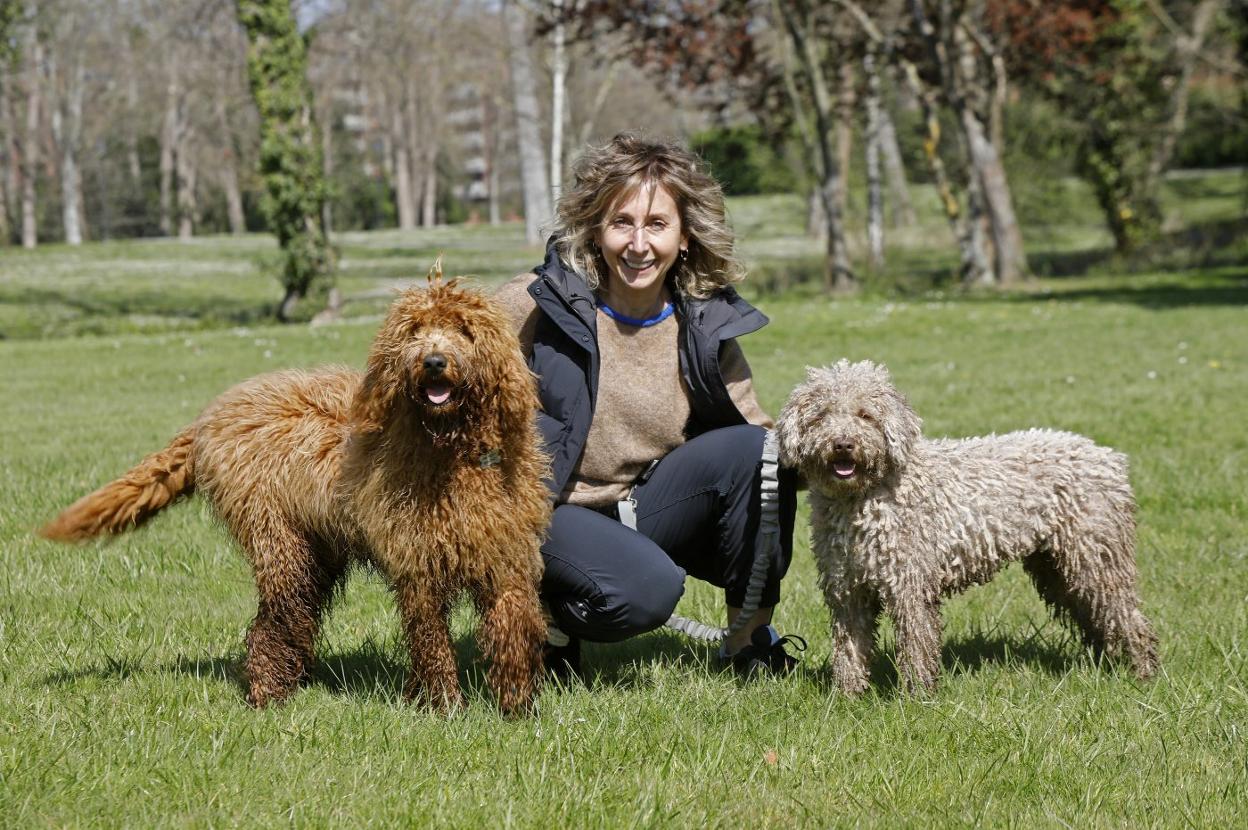 Charo Álvarez con 'Sherlock' y 'Noa' durante su breve paseo por las inmediaciones de su casa antes de volver a recluirse. 