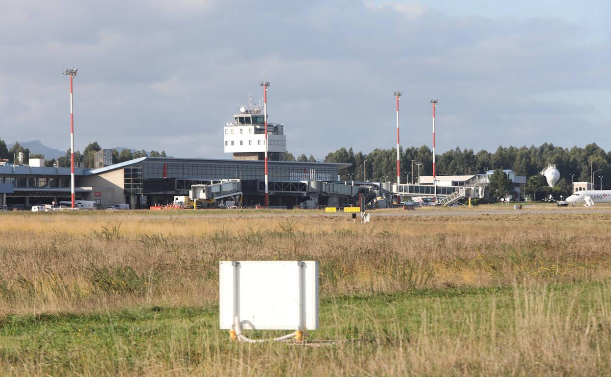 «Nos tenemos que comprar nosotros las mascarillas», denuncian trabajadores del aeropuerto de Asturias