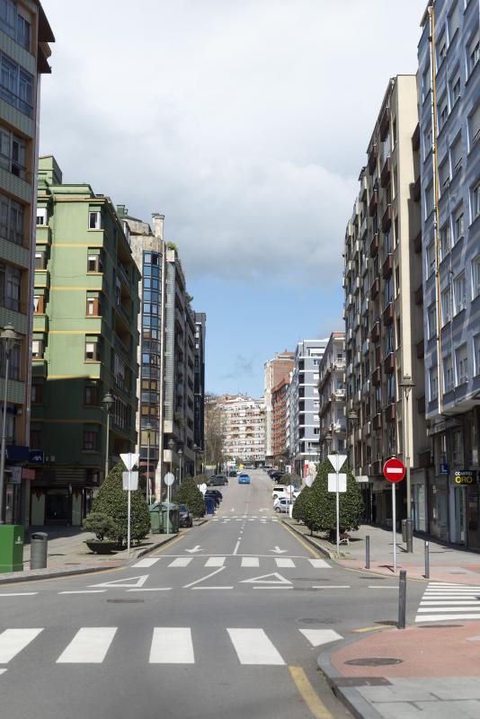 Calles y carreteras vacías y solo algunas personas trabajando en servicios indispensables y haciendo la compra