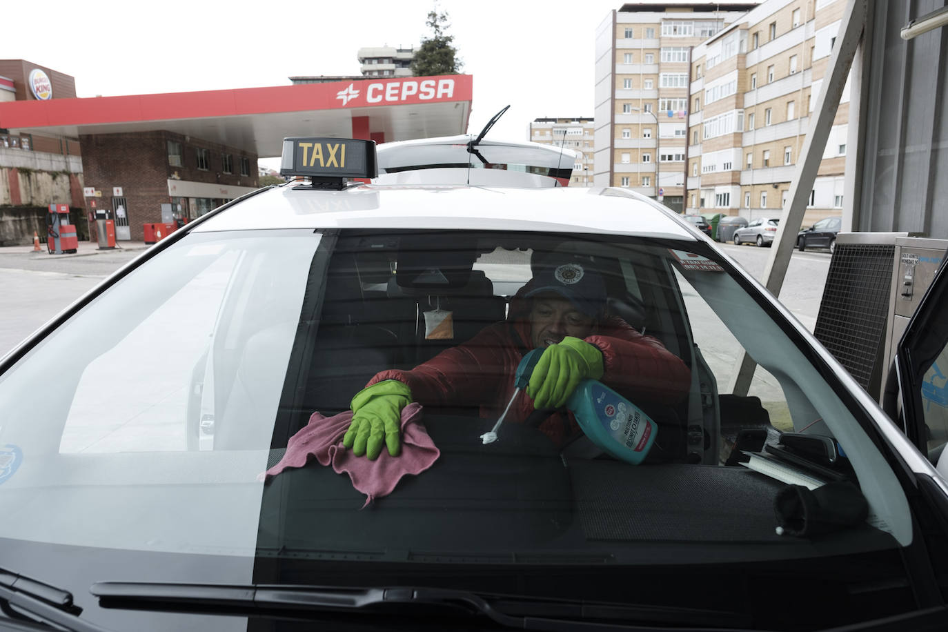 Calles y carreteras vacías y solo algunas personas trabajando en servicios indispensables y haciendo la compra