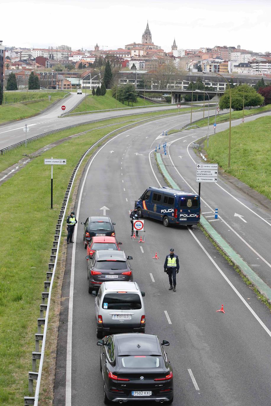 La Policía Nacional controla la entrada de vehículos a la capital