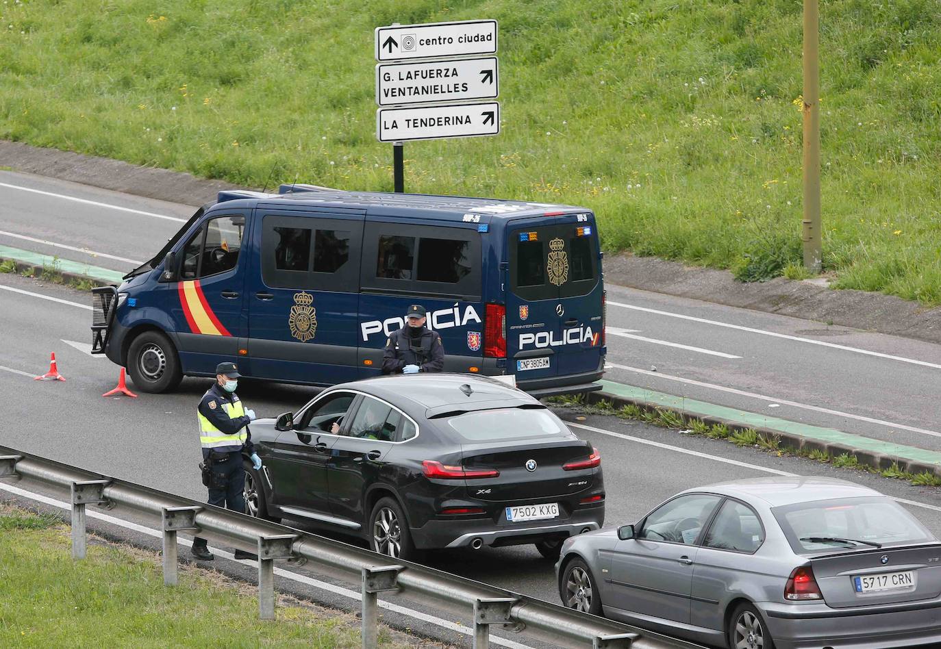 La Policía Nacional controla la entrada de vehículos a la capital