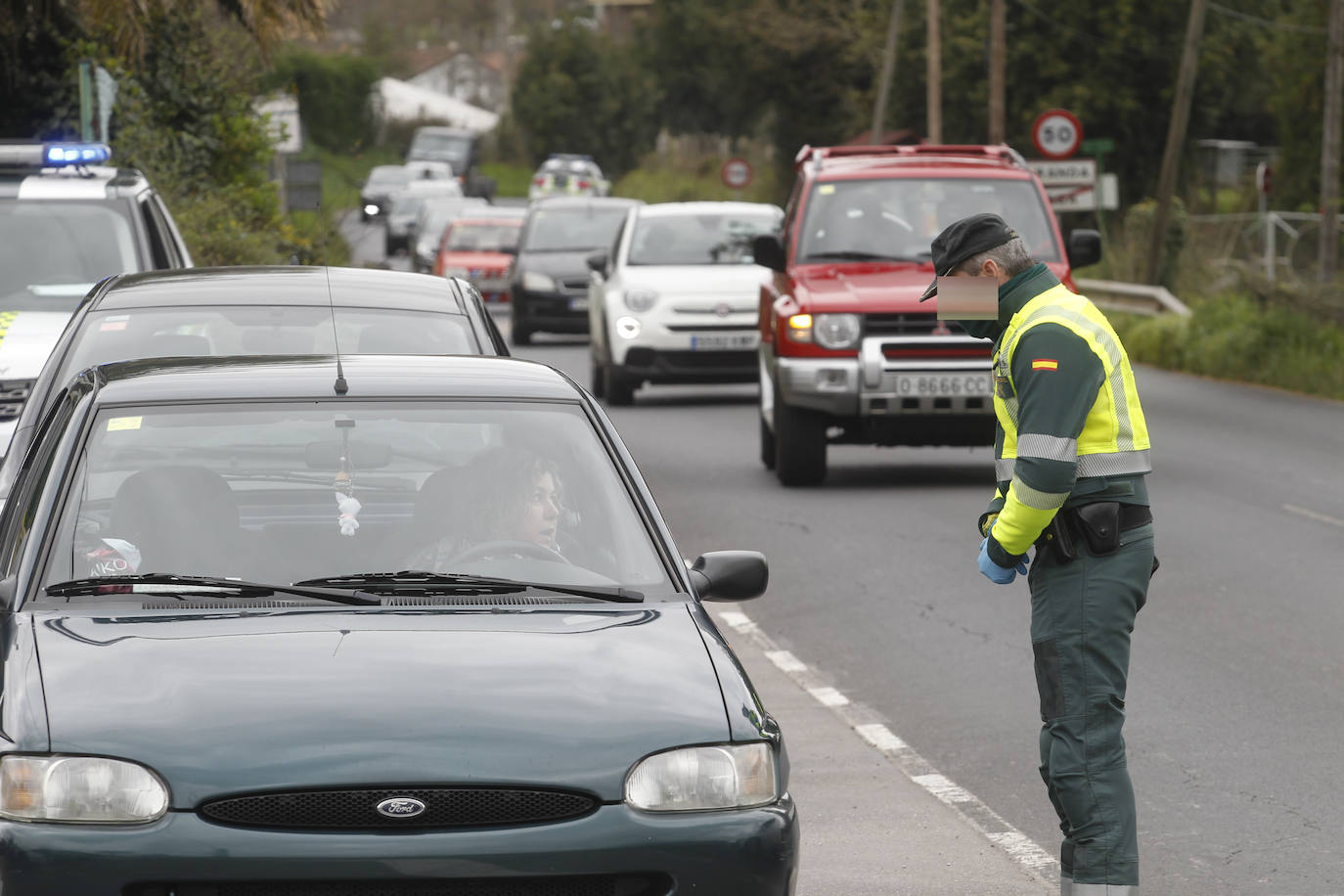 Agentes de la Guardia Civil, controlando el acceso a la carretera de La Camocha