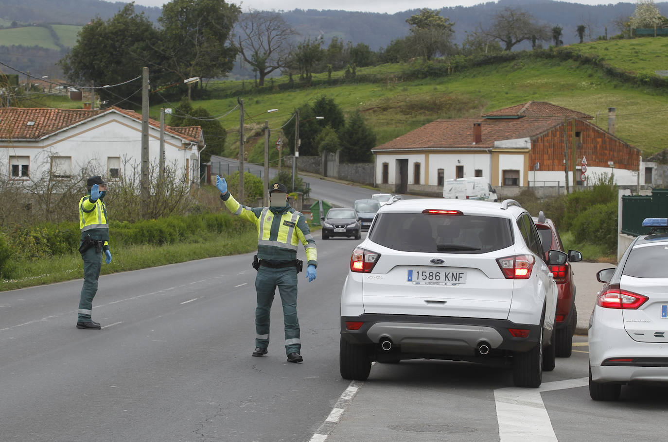 Agentes de la Guardia Civil, controlando el acceso a la carretera de La Camocha