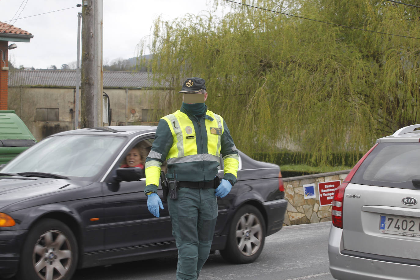 Agentes de la Guardia Civil, controlando el acceso a la carretera de La Camocha