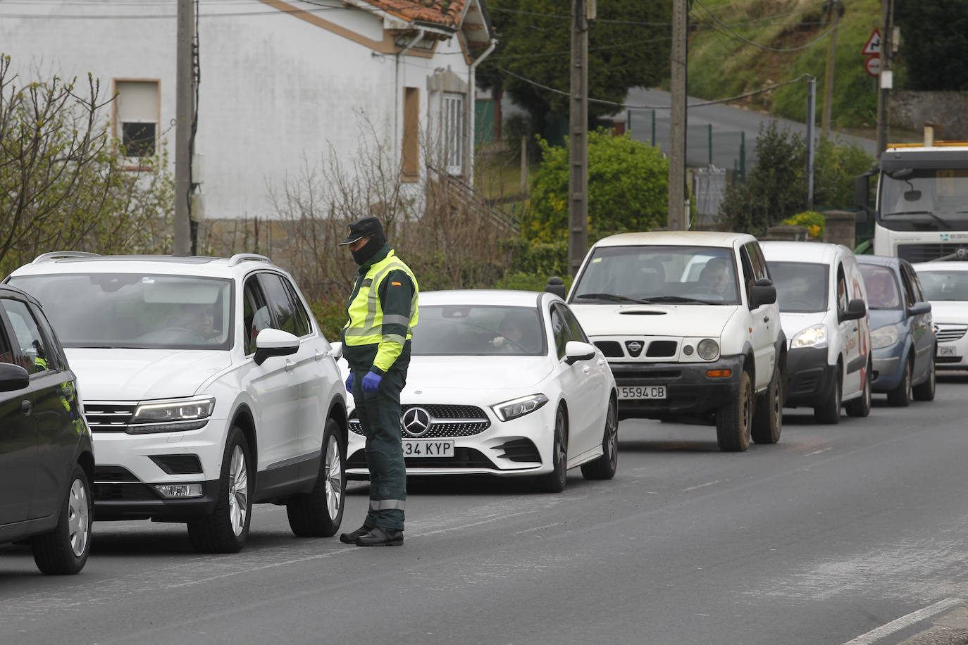 Agentes de la Guardia Civil, controlando el acceso a la carretera de La Camocha