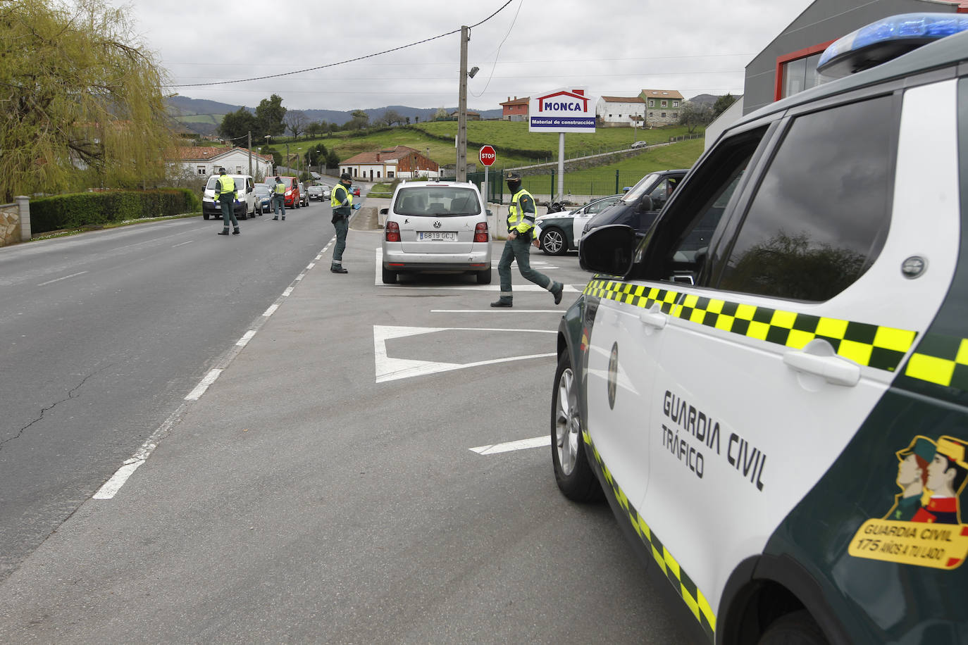 Agentes de la Guardia Civil, controlando el acceso a la carretera de La Camocha