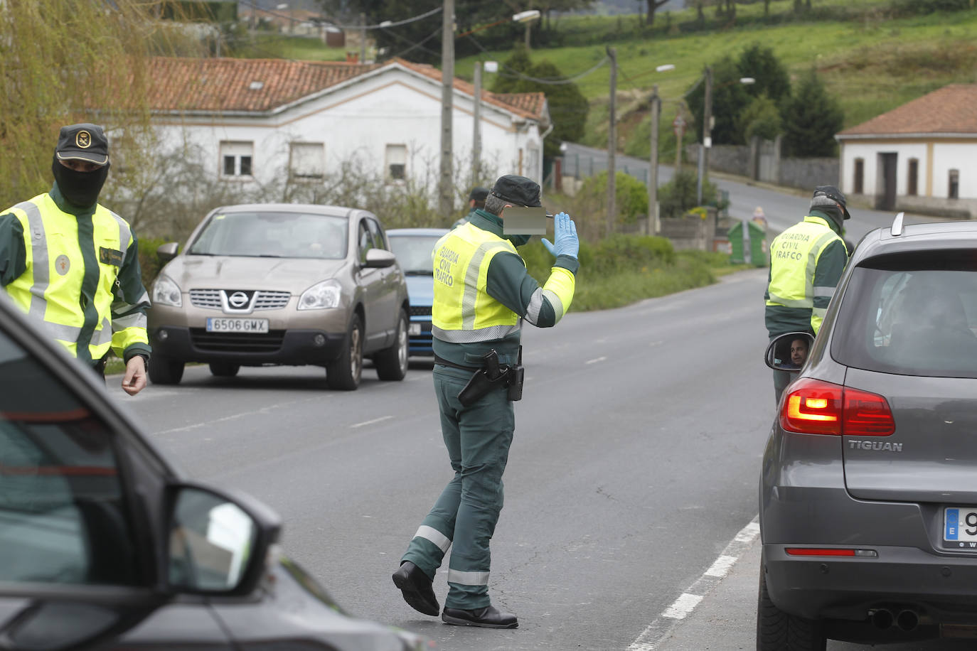 Agentes de la Guardia Civil, controlando el acceso a la carretera de La Camocha