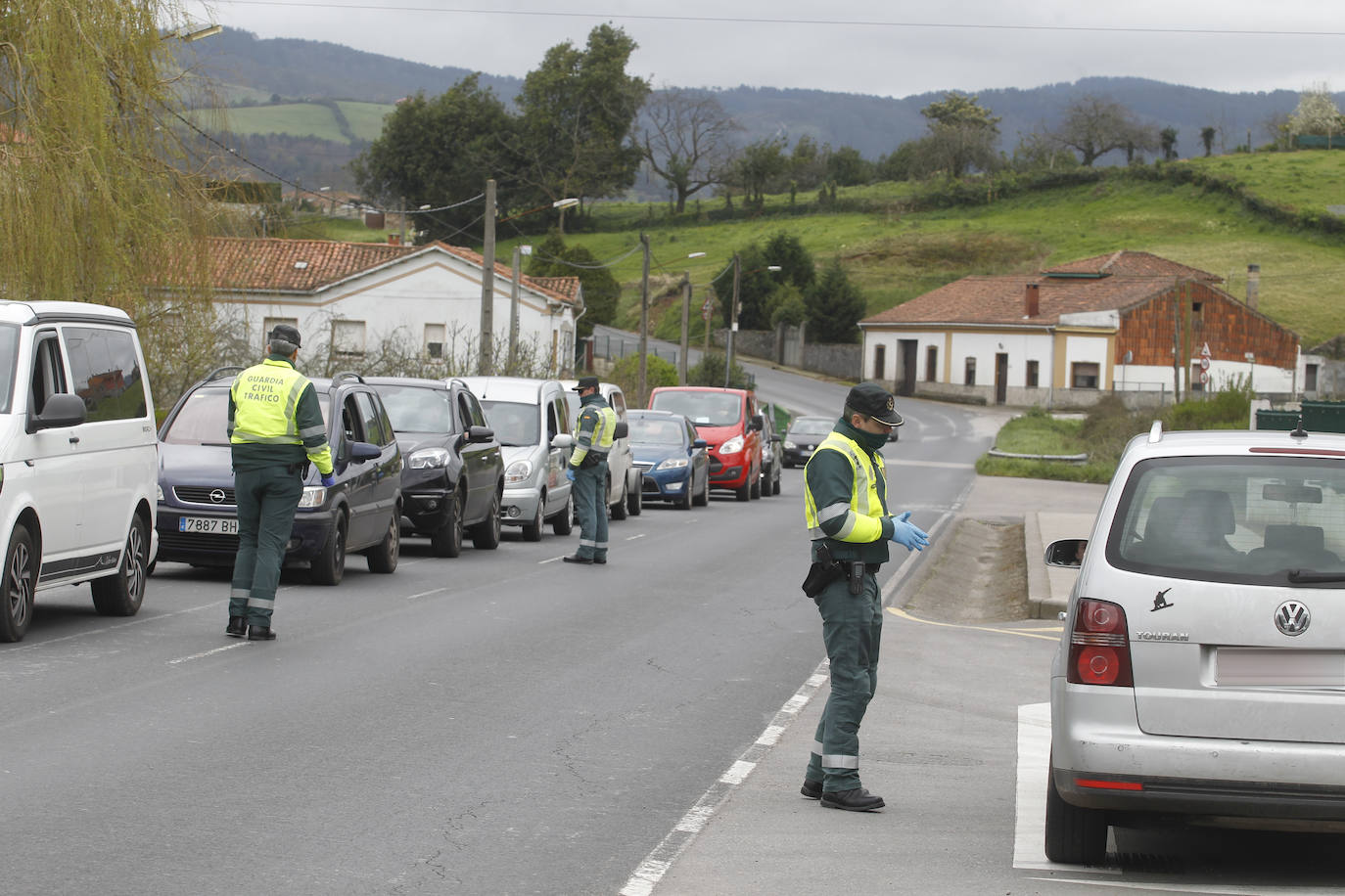 Agentes de la Guardia Civil, controlando el acceso a la carretera de La Camocha