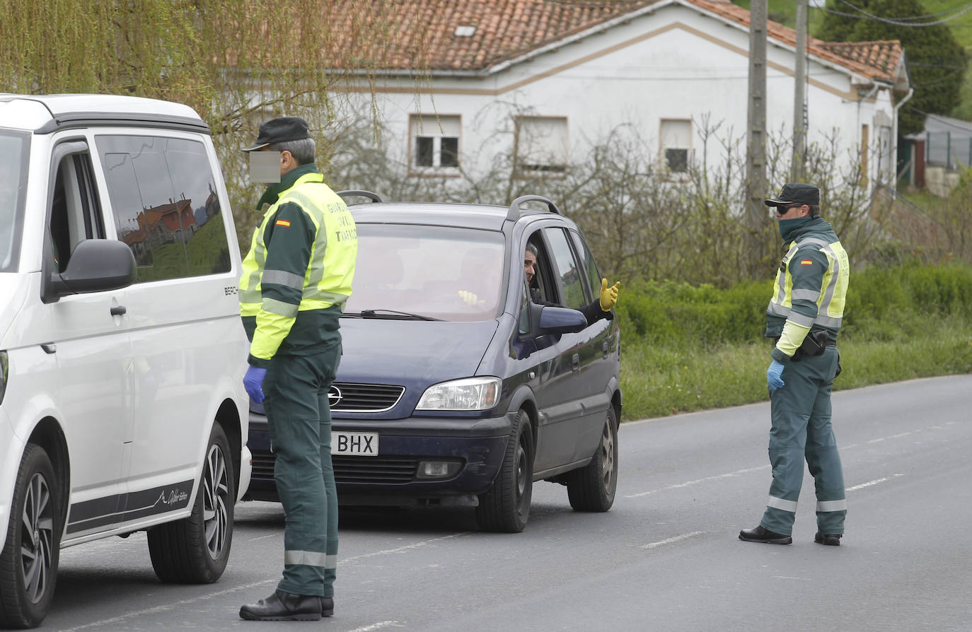 Agentes de la Guardia Civil, controlando el acceso a la carretera de La Camocha