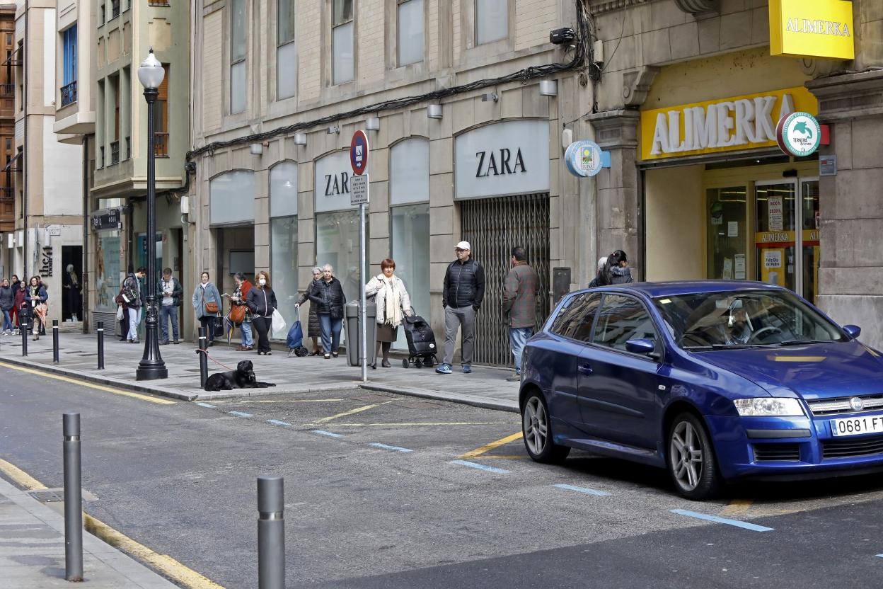 Un vehículo, en zona azul, ayer en la calle los Moros. 