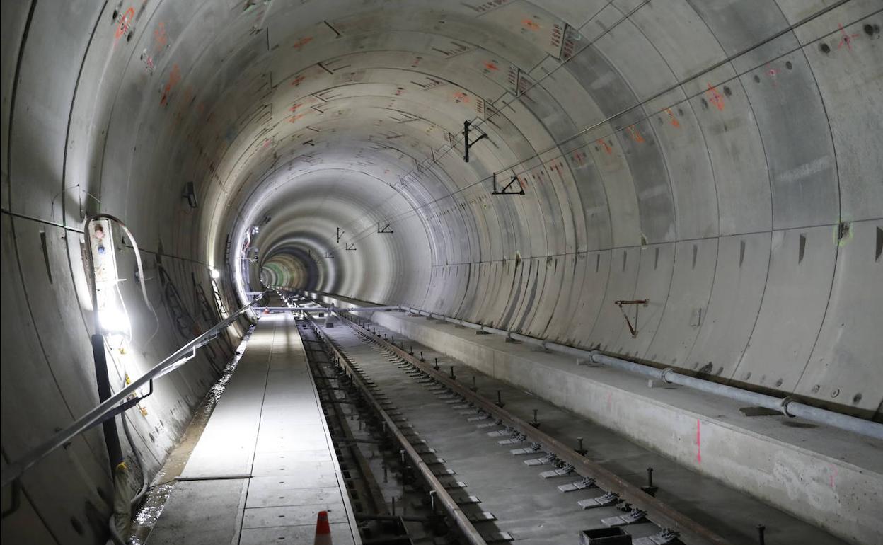 Interior de uno de los túneles de la variante de Pajares.