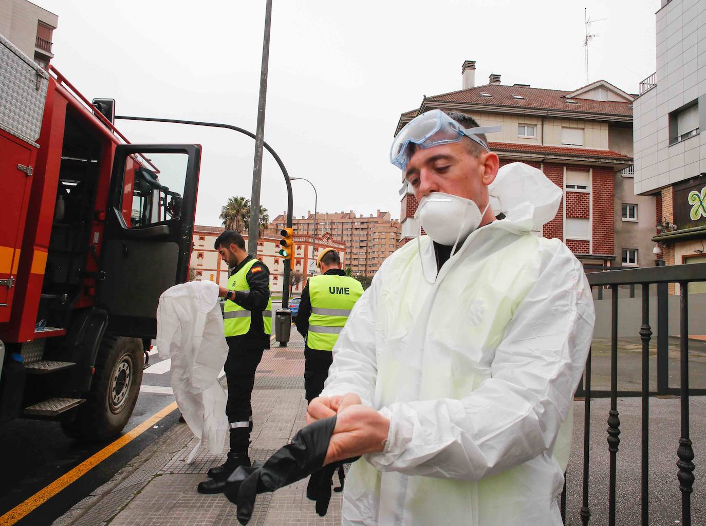 La Unidad Militar de Emergencias (UME) estuvo durante la mañana de este miércoles en el el Hospital de Cabueñes, el Hospital de Begoña y en el Sanatario Covadonga para desinfectar los entornos de los centros médicos con el objetivo de frenar la expansión del virus.