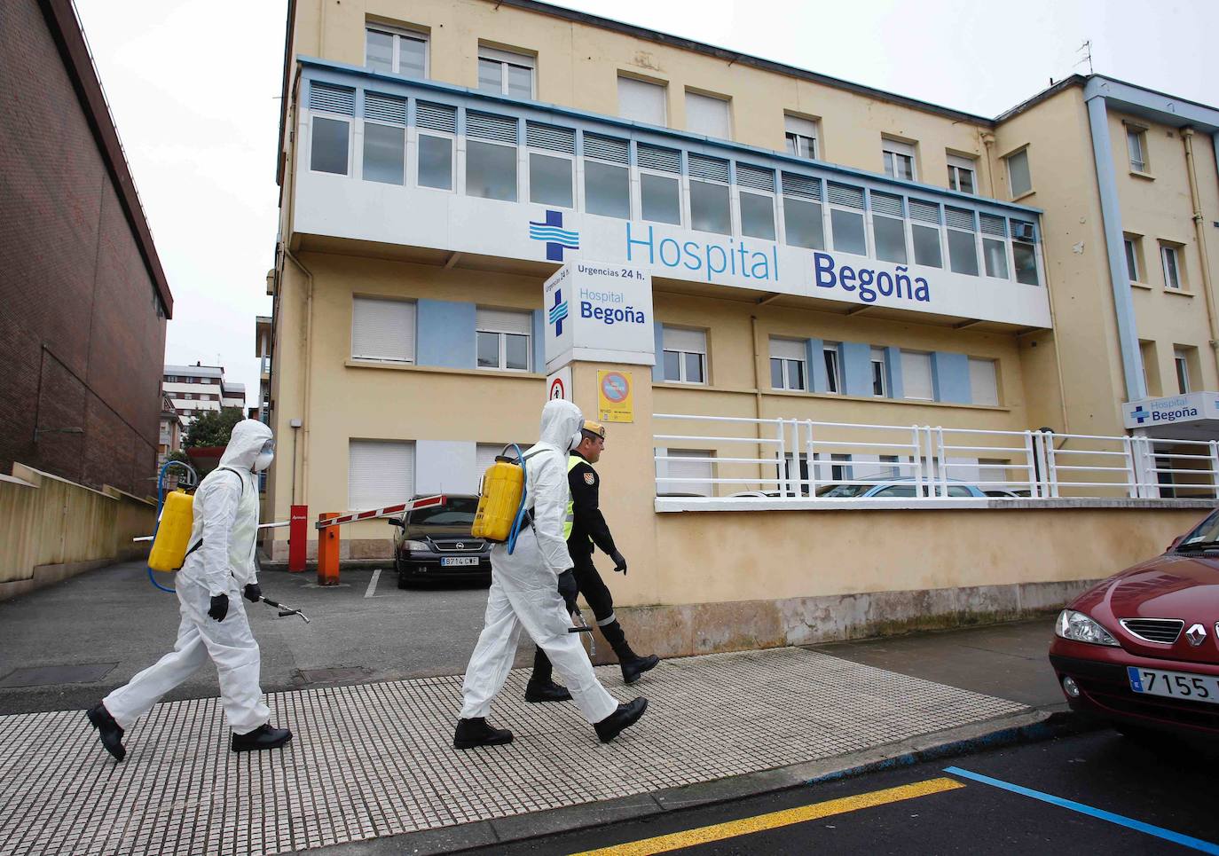 La Unidad Militar de Emergencias (UME) estuvo durante la mañana de este miércoles en el el Hospital de Cabueñes, el Hospital de Begoña y en el Sanatario Covadonga para desinfectar los entornos de los centros médicos con el objetivo de frenar la expansión del virus.