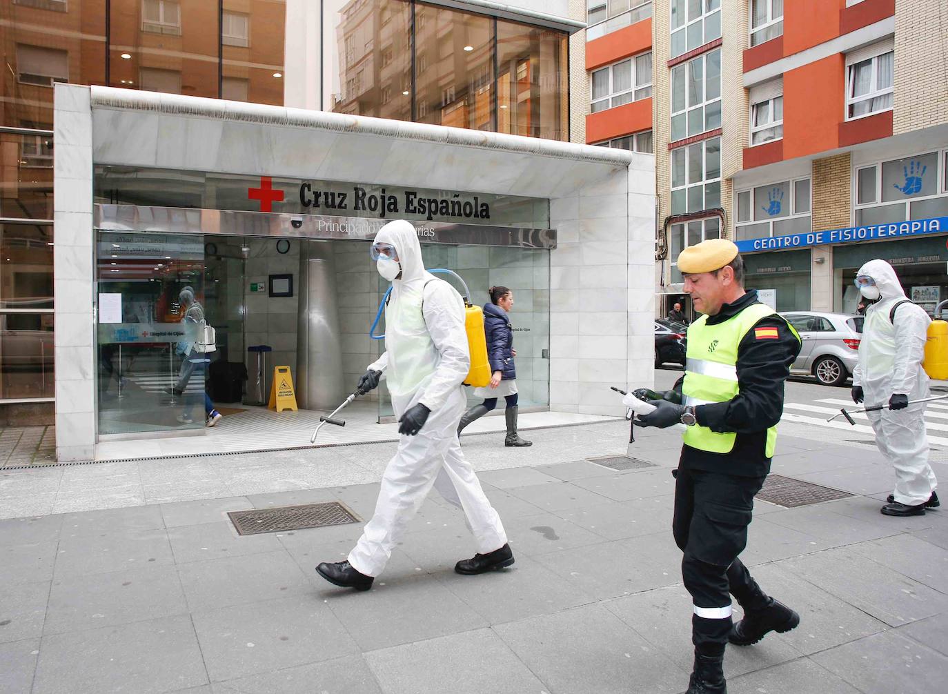 La Unidad Militar de Emergencias (UME) estuvo durante la mañana de este miércoles en el el Hospital de Cabueñes, el Hospital de Begoña y en el Sanatario Covadonga para desinfectar los entornos de los centros médicos con el objetivo de frenar la expansión del virus.